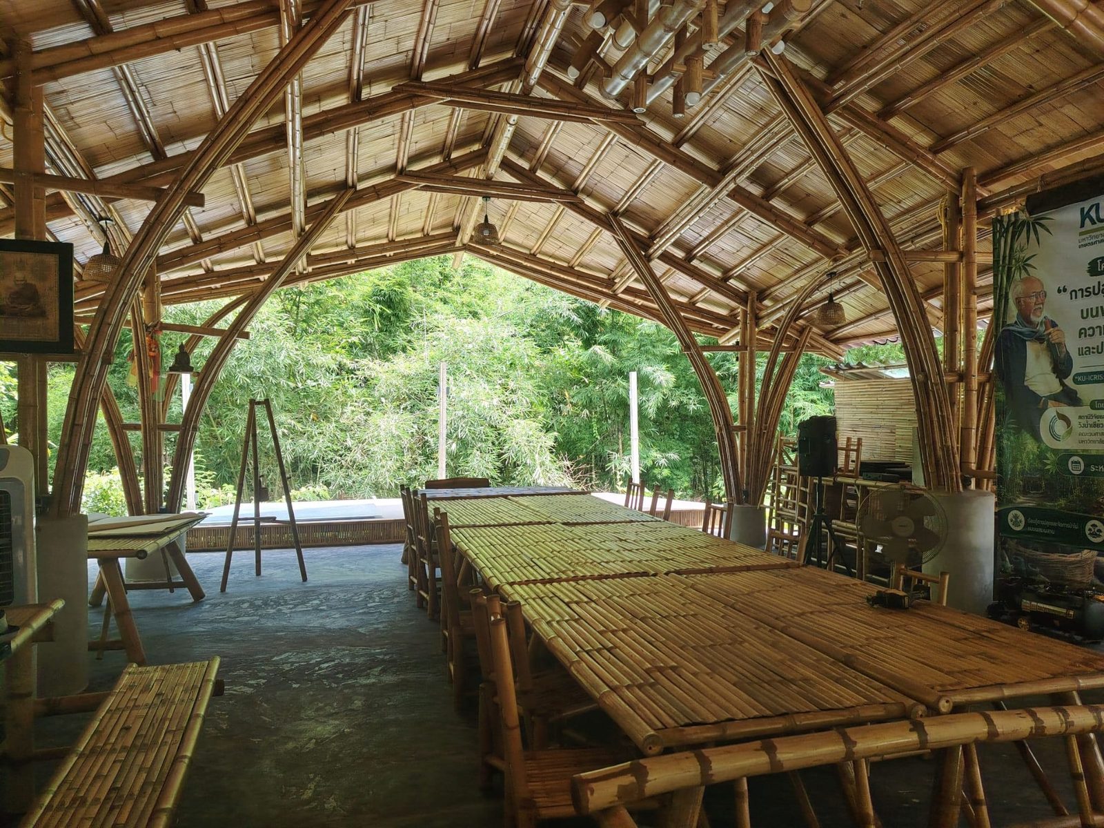 泰国 IPC16 主办场地 Loong Choke Bamboo Forest School 的竹会议厅，采用弧形竹屋顶