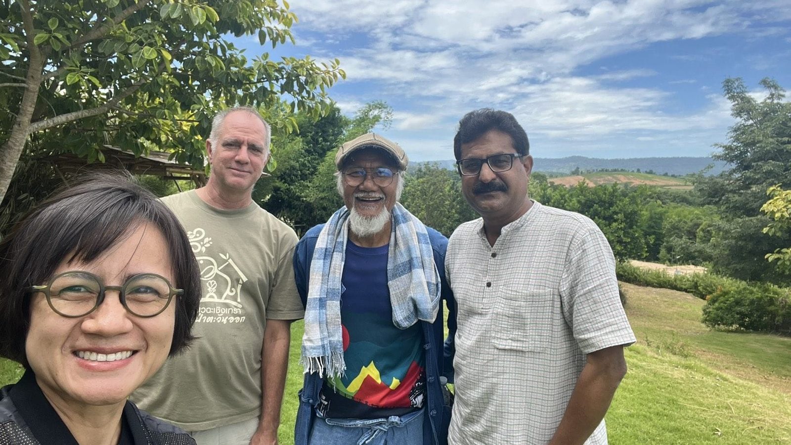 Krishna Prasad（右）与 Loong Choke 和 IPC16 协调员 Michael Commons（左二）在泰国的 Bamboo Forest School