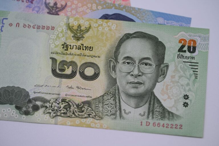 ธนบัตรเงินบาทไทย รวมถึงธนบัตร 20 บาทสีเขียว
