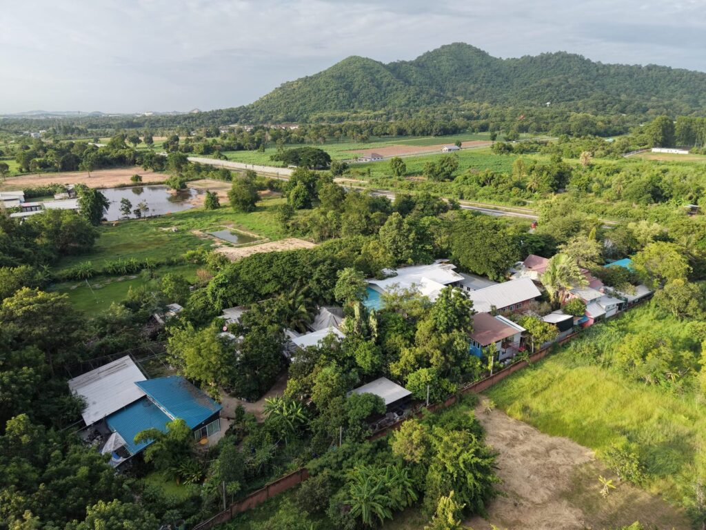 Daruma Eco-farm 校园、天然泳池和周围山丘的鸟瞰图